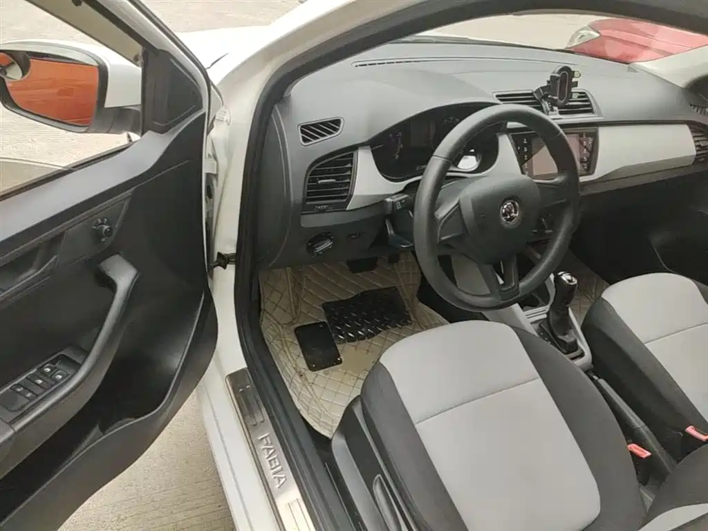 Škoda Fabia 2016 1.4L Automatic Car Enjoy Edition фото 16
