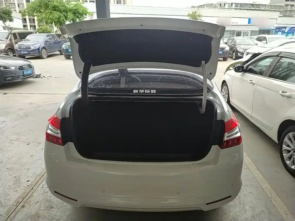Peugeot 408 2015 Model 1.2T Automatic Luxury Edition фото 19