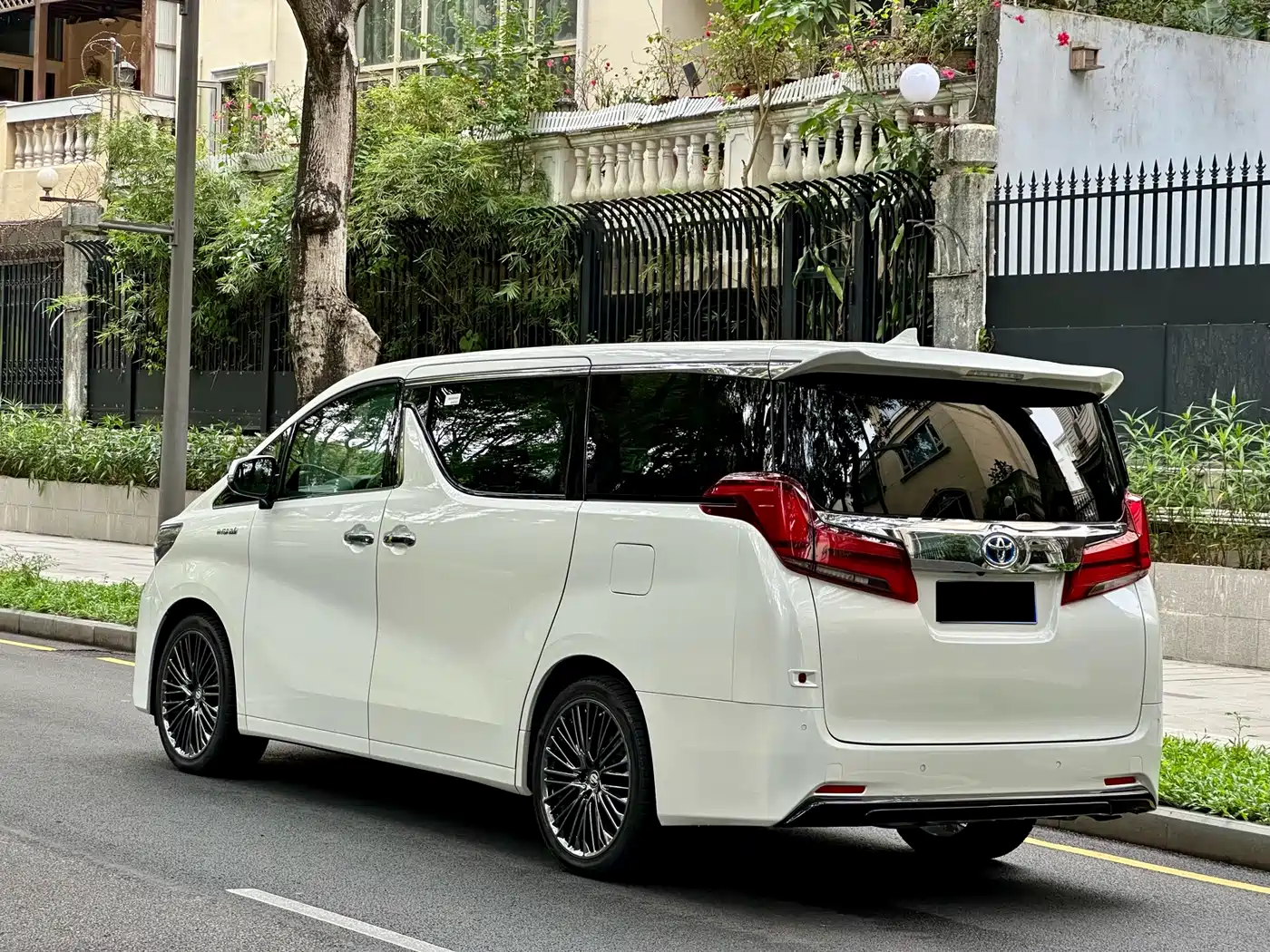 Toyota Alphard 2020 Hybrid 2.5L Premium Edition фото 20