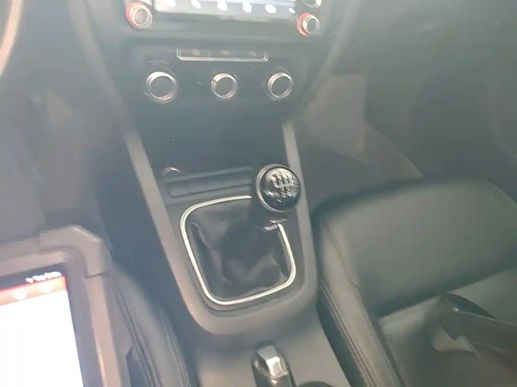Volkswagen Sagitar 2014 Facelift 1.6L Manual Comfort фото 14