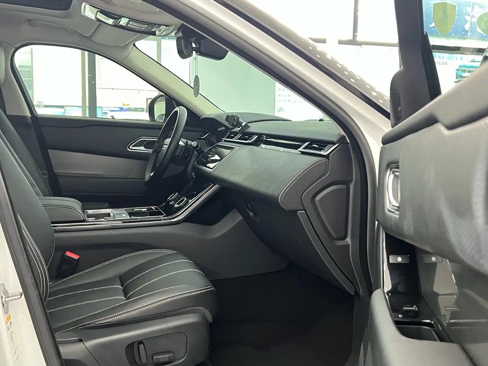 Фото 7 - Land Rover Range Rover Velar