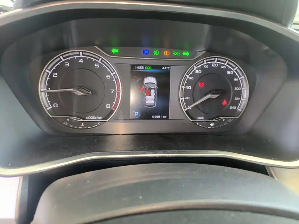 Фото 8 - Geely Coolray
