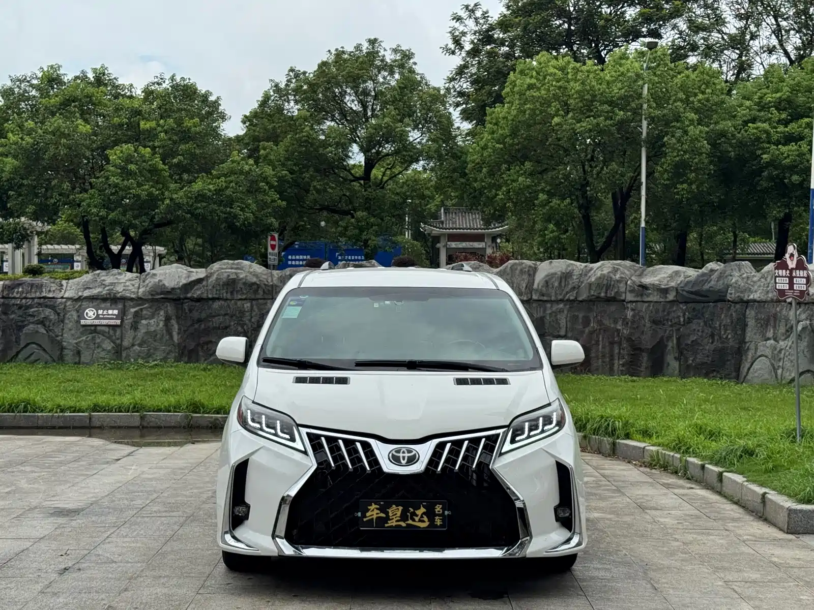 Photo 2 - Toyota Sienna