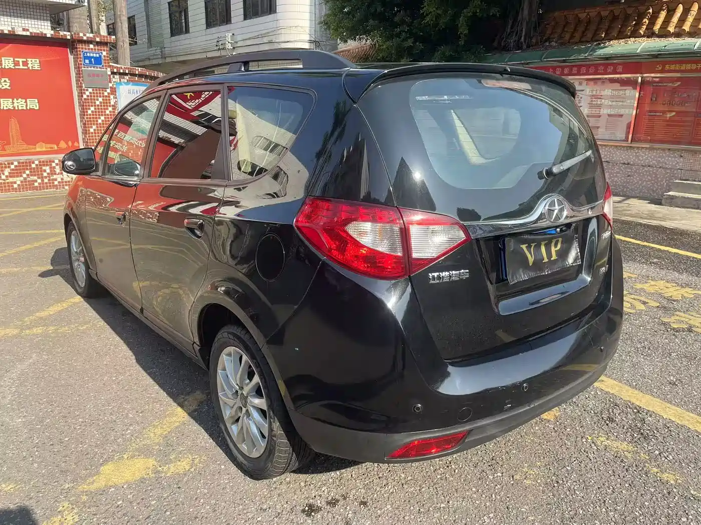 JAC Motors Refine M2 2014 2013 1.8L Automatic Luxury 5-seater