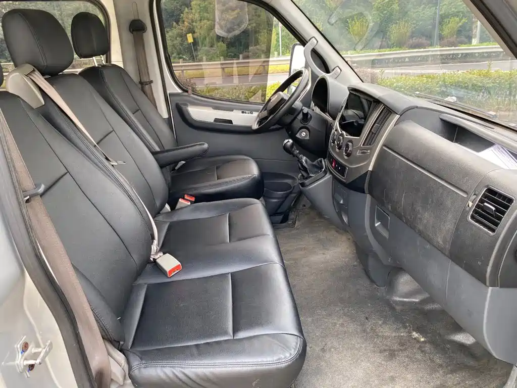 Dongfeng Yufeng Yufeng 2023 2021 2.4T FWD Logistics Vehicle Short Wheelbase Medium Roof 5-9 seater China VI YCY24140-60A