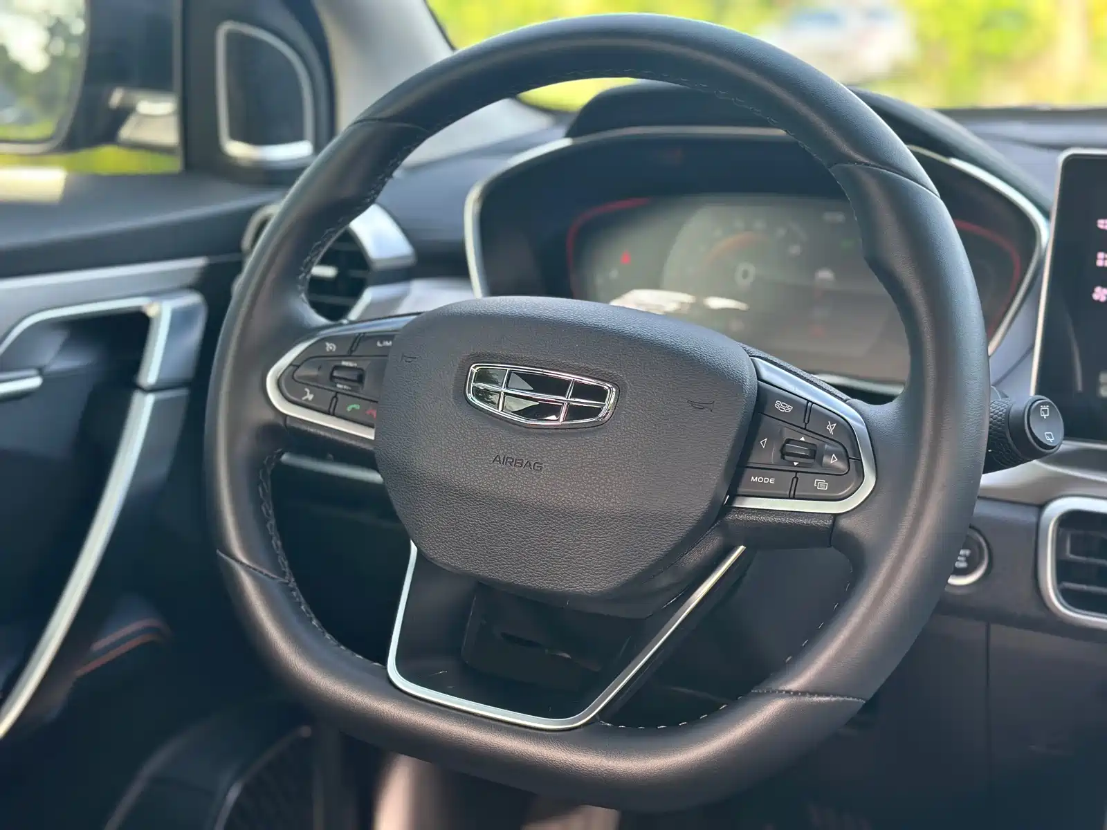 Фото 22 - Geely Coolray