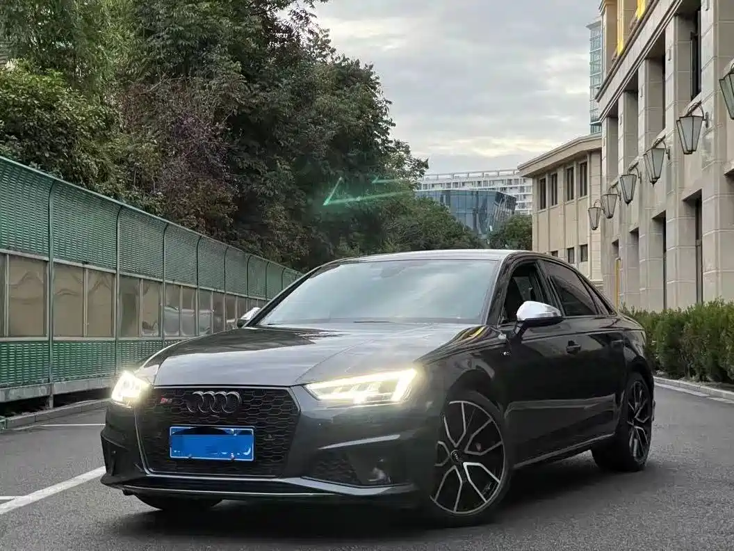Фото 1 - Audi S4