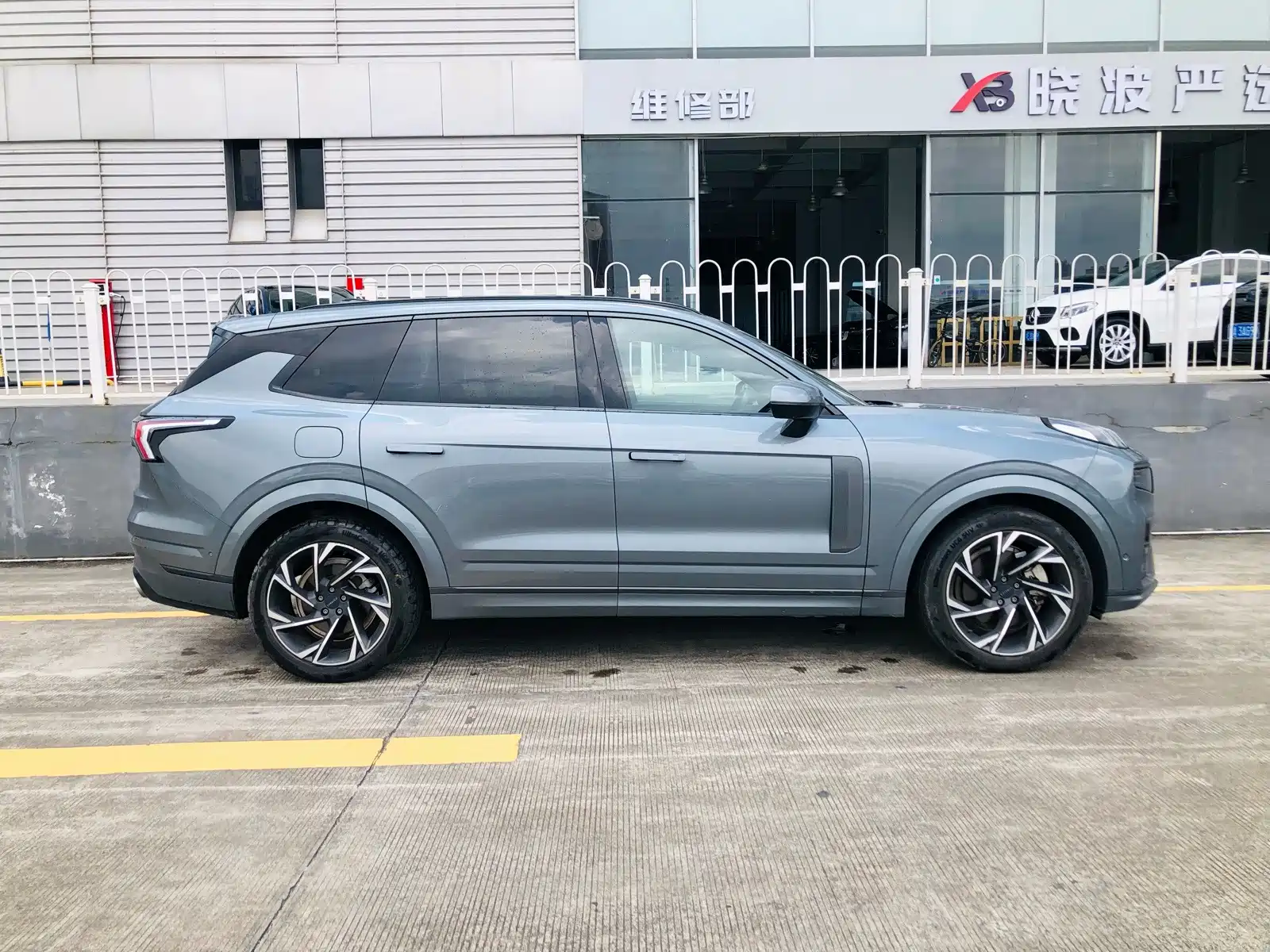 Photo 7 - Lynk & Co 09