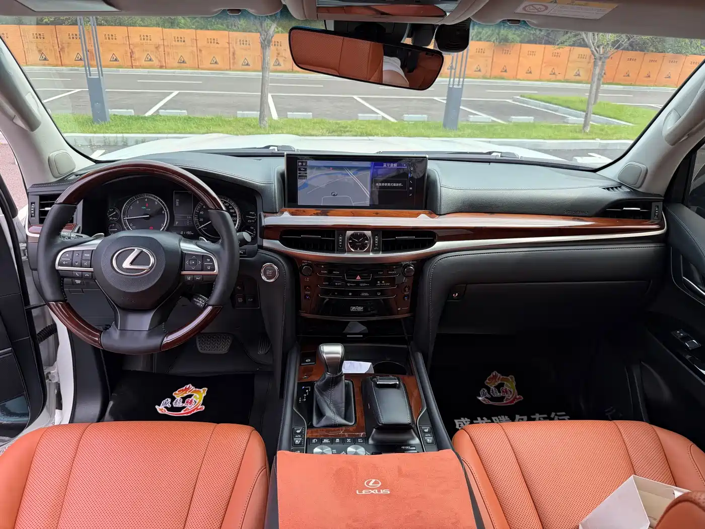 Фото 17 - Lexus LX