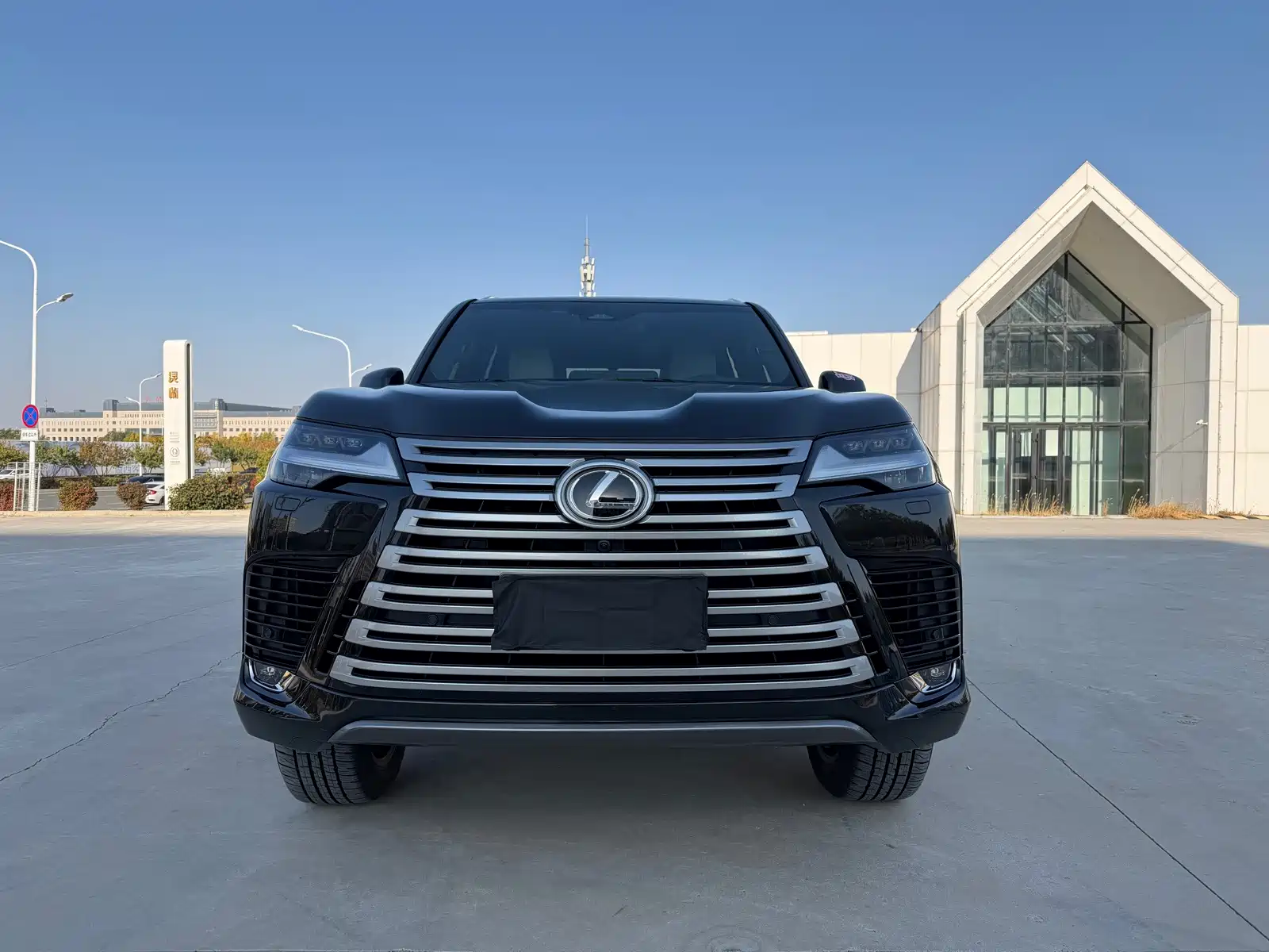 Фото 2 - Lexus LX