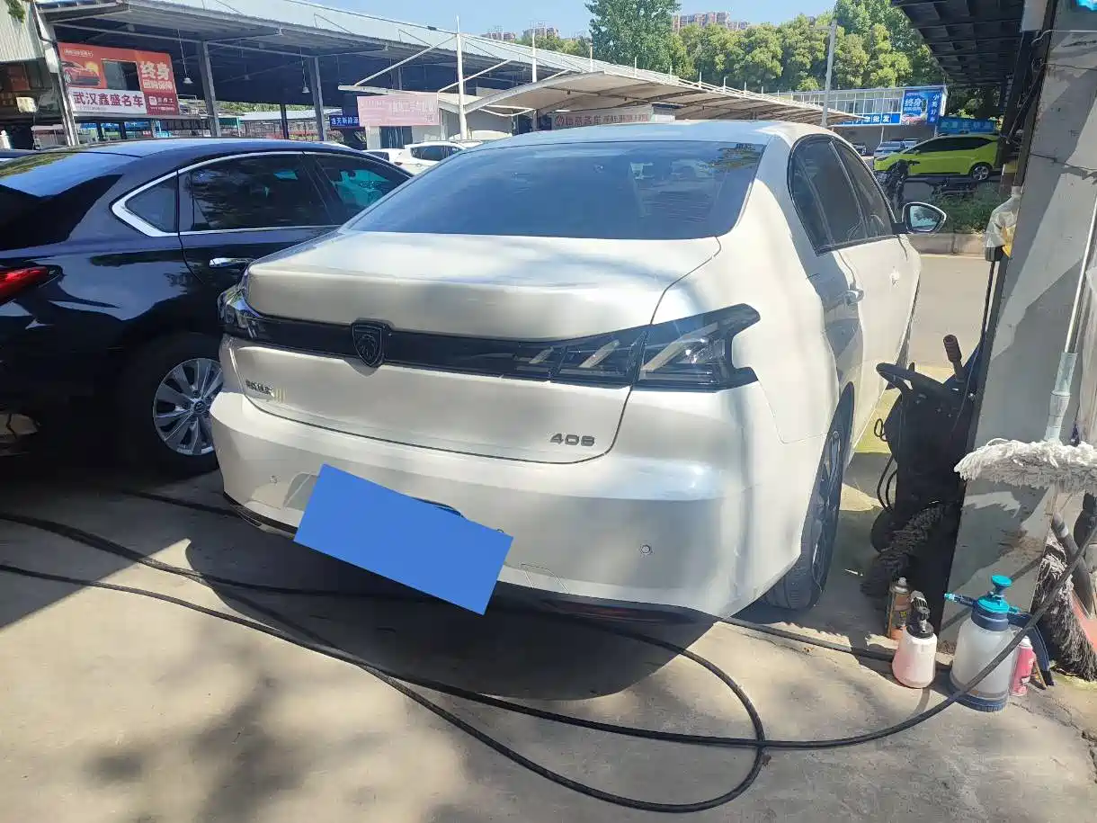 PEUGEOT 408