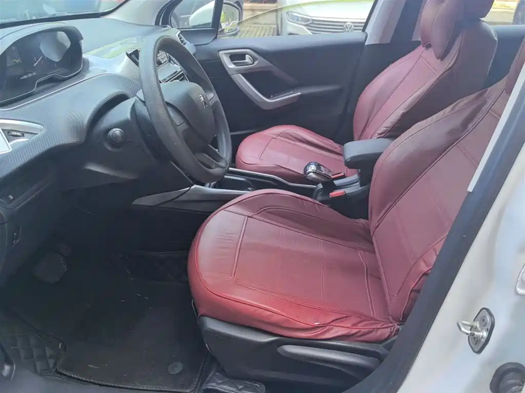 Peugeot 2008 2015 1.6L Automatic Cool Edition фото 15