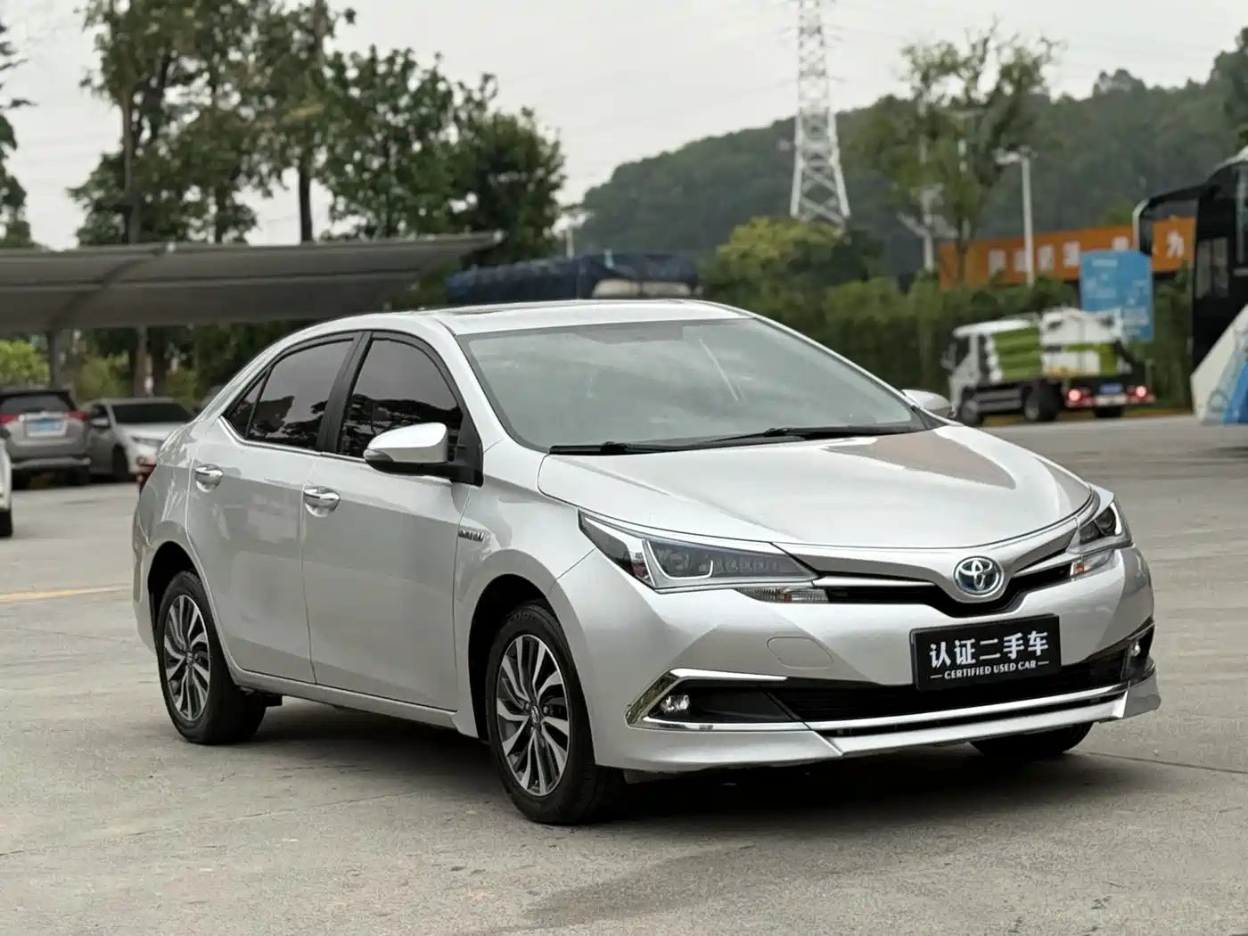 Toyota Corolla 2017 Facelift Hybrid 1.8L E-CVT Leading Edition фото 3