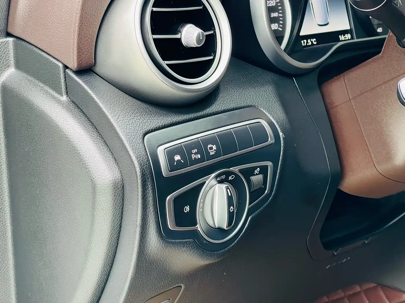 Mercedes-Benz GLC 2018 GLC 260 4MATIC Luxury фото 17