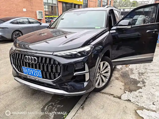 AUDI Q6