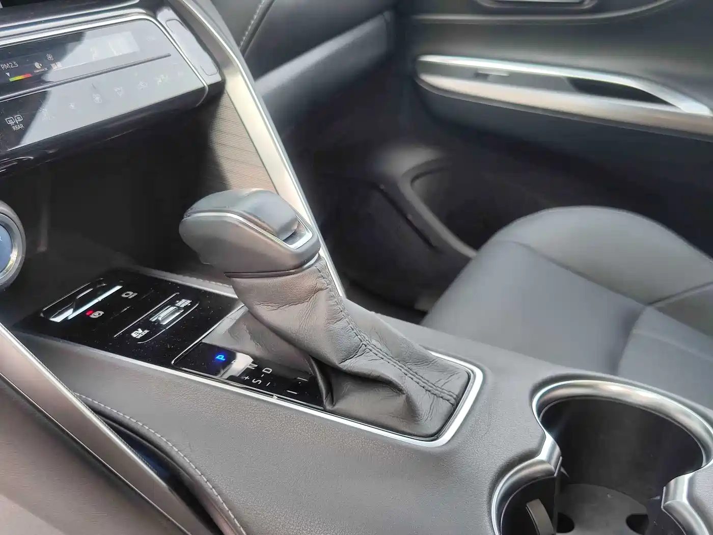 Toyota Lingfang HARRIER 2022 Hybrid 2.5L CVT 4WD Flagship Edition фото 9