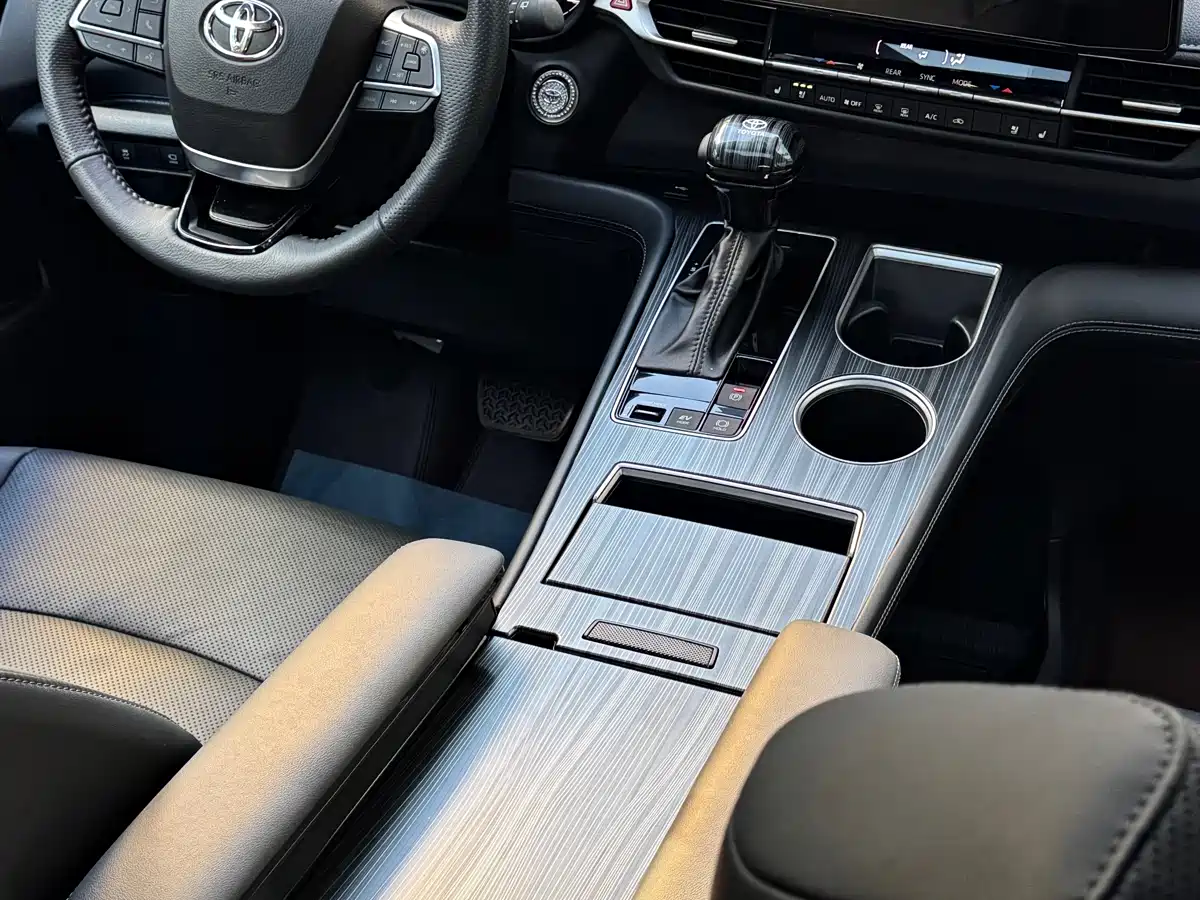 Toyota Sienna 2024 2.5L Hybrid Premium Edition фото 5