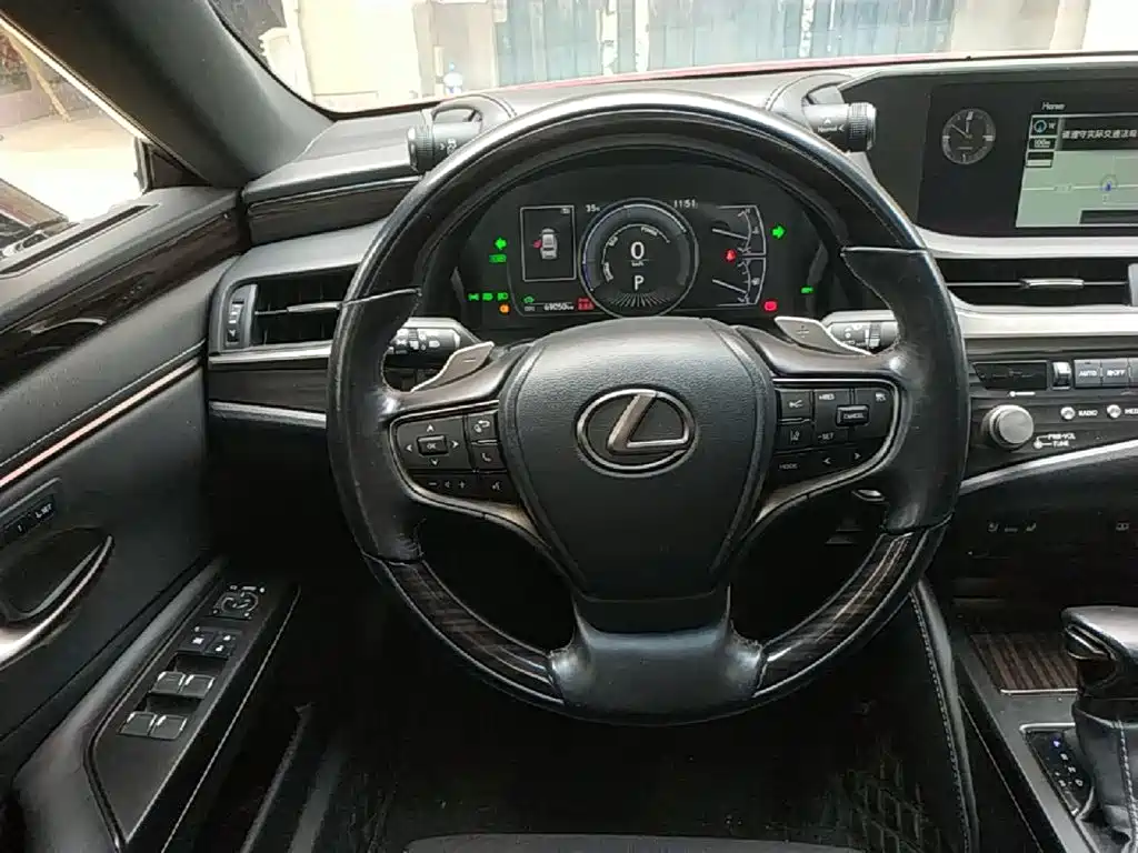 Фото 11 - Lexus ES
