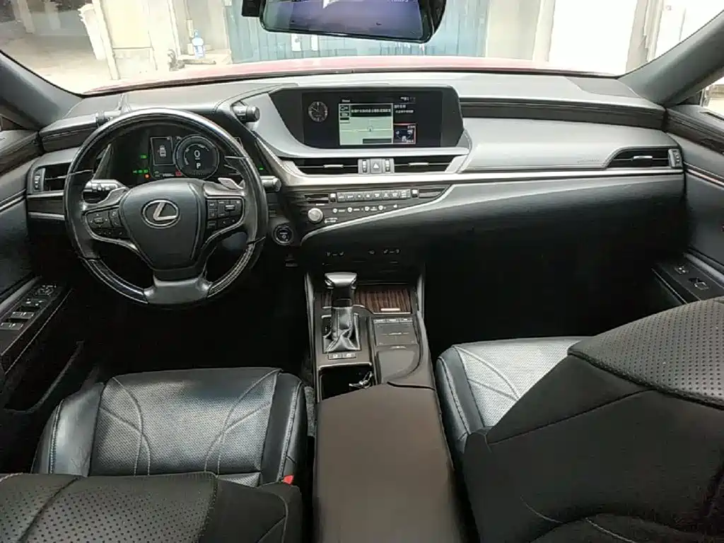 Фото 10 - Lexus ES