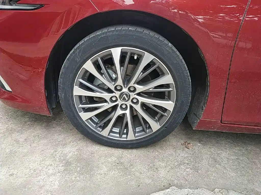 Фото 23 - Lexus ES
