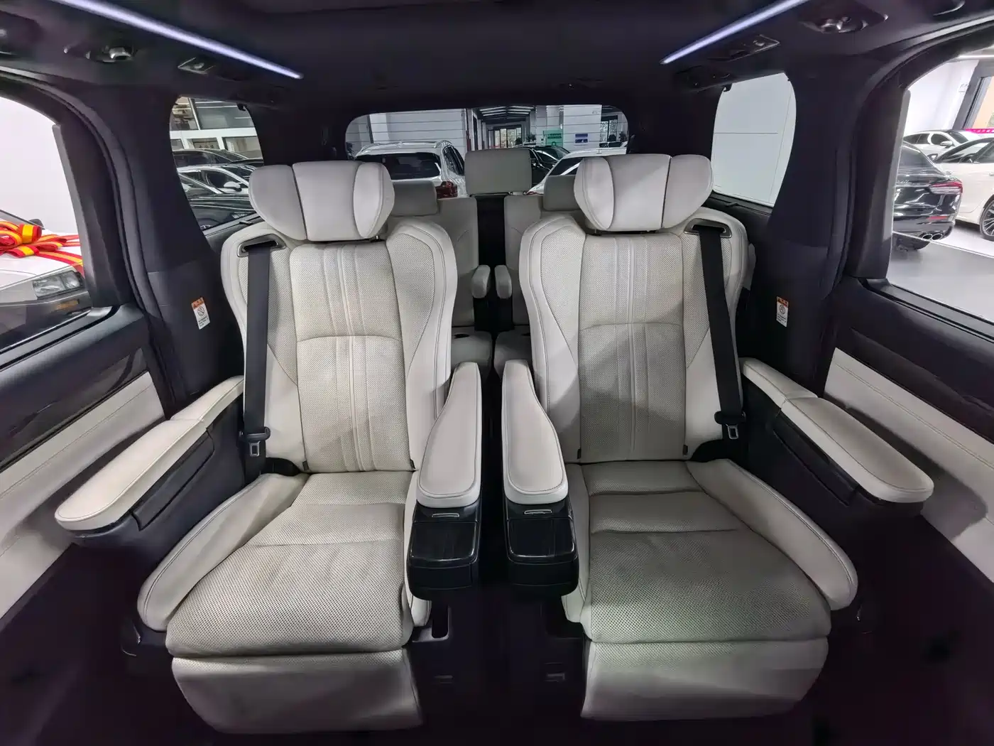 Lexus LM 2020 300h Seven-Seater Elegance Edition фото 16