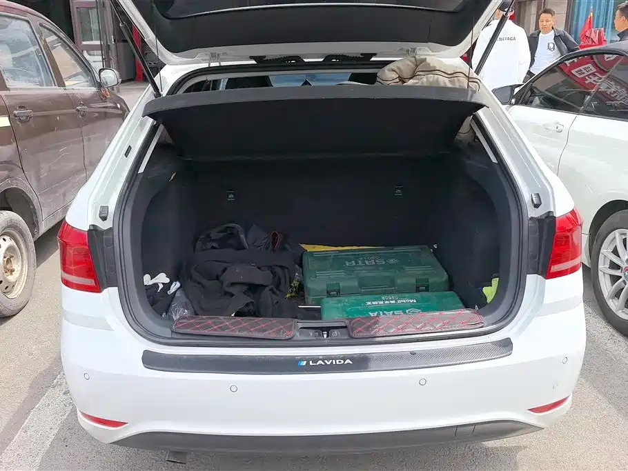 Volkswagen Lavida Tour 2015 1.6L Automatic Trend Edition фото 4