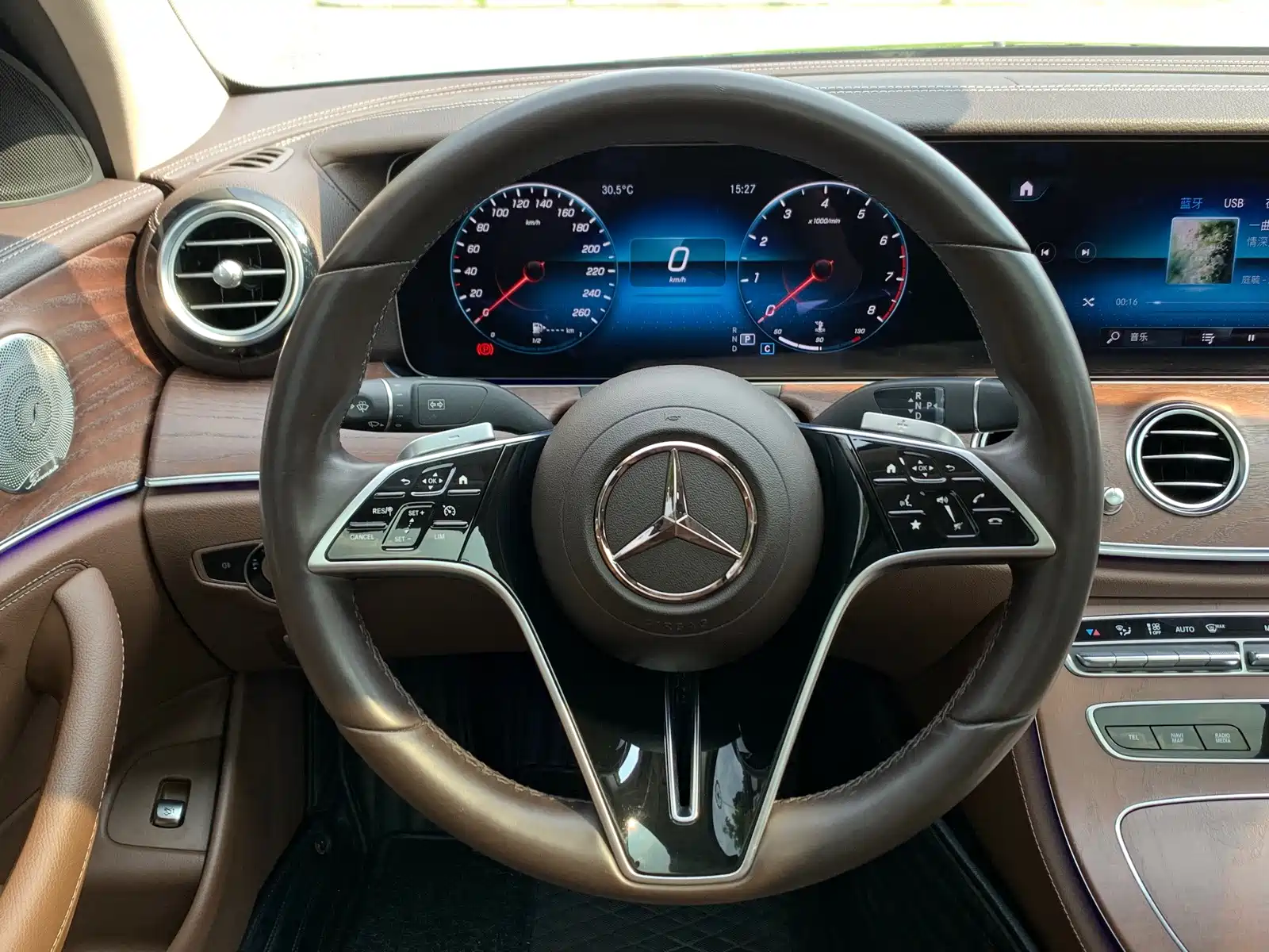 صورة 7 - Mercedes-Benz E-Class