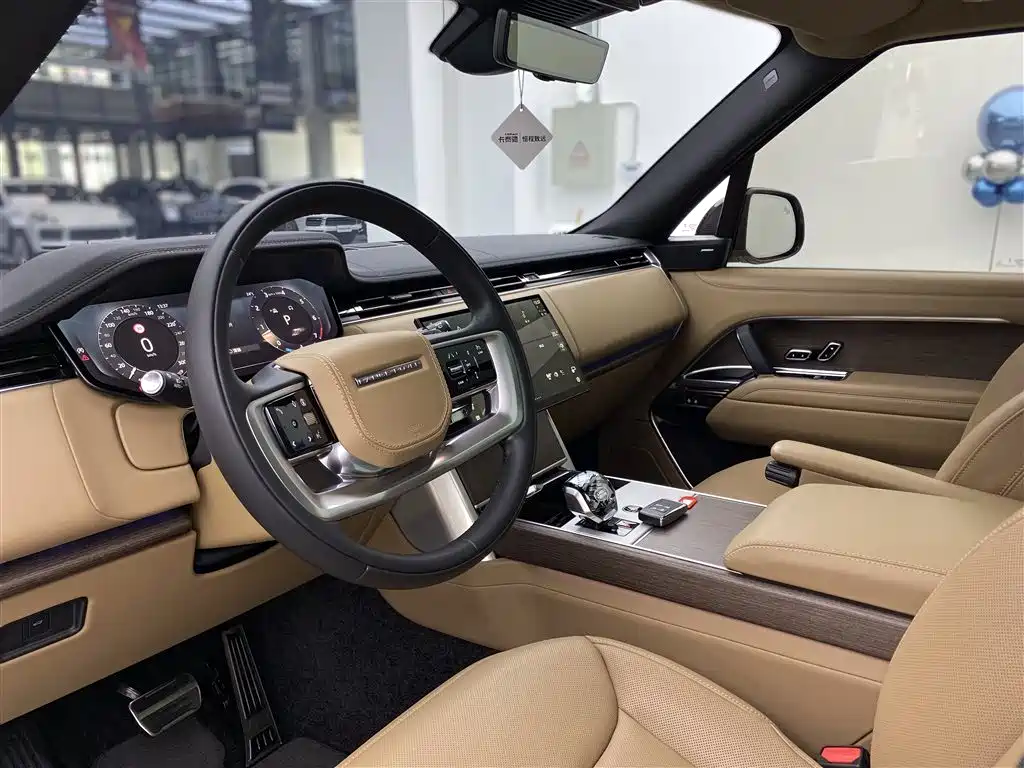 Land Rover Range Rover 2024 3.0 L6 400PS Golden Age Extended 7-Seater фото 5