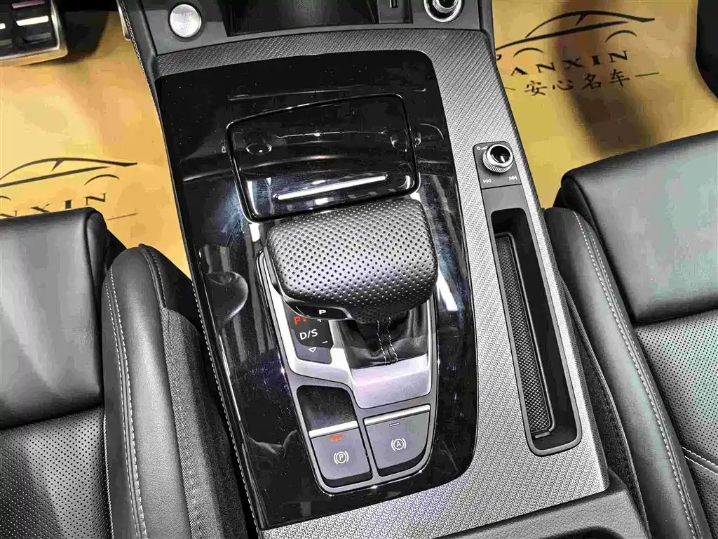 Audi Q5L 2025 45th Anniversary Edition 45 TFSI Luxury Sport фото 13