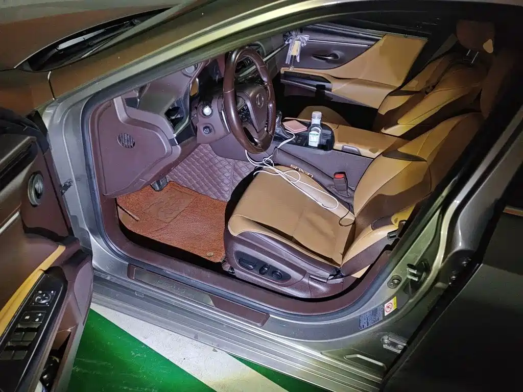 Фото 8 - Lexus ES