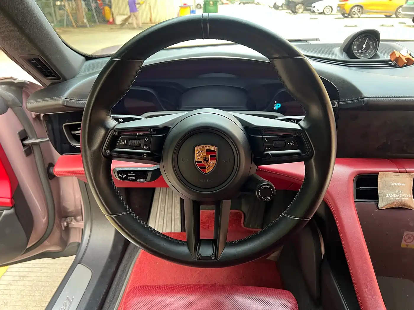 PORSCHE TAYCAN