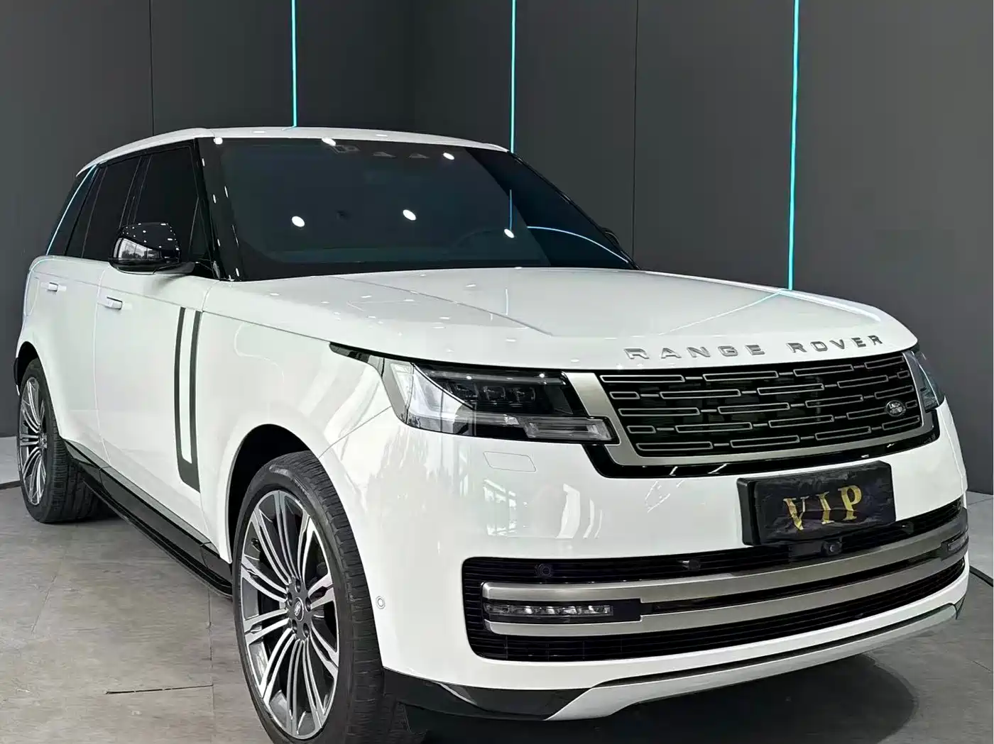 Land Rover Range Rover 2023 3.0 L6 360PS Golden Age Edition фото 3