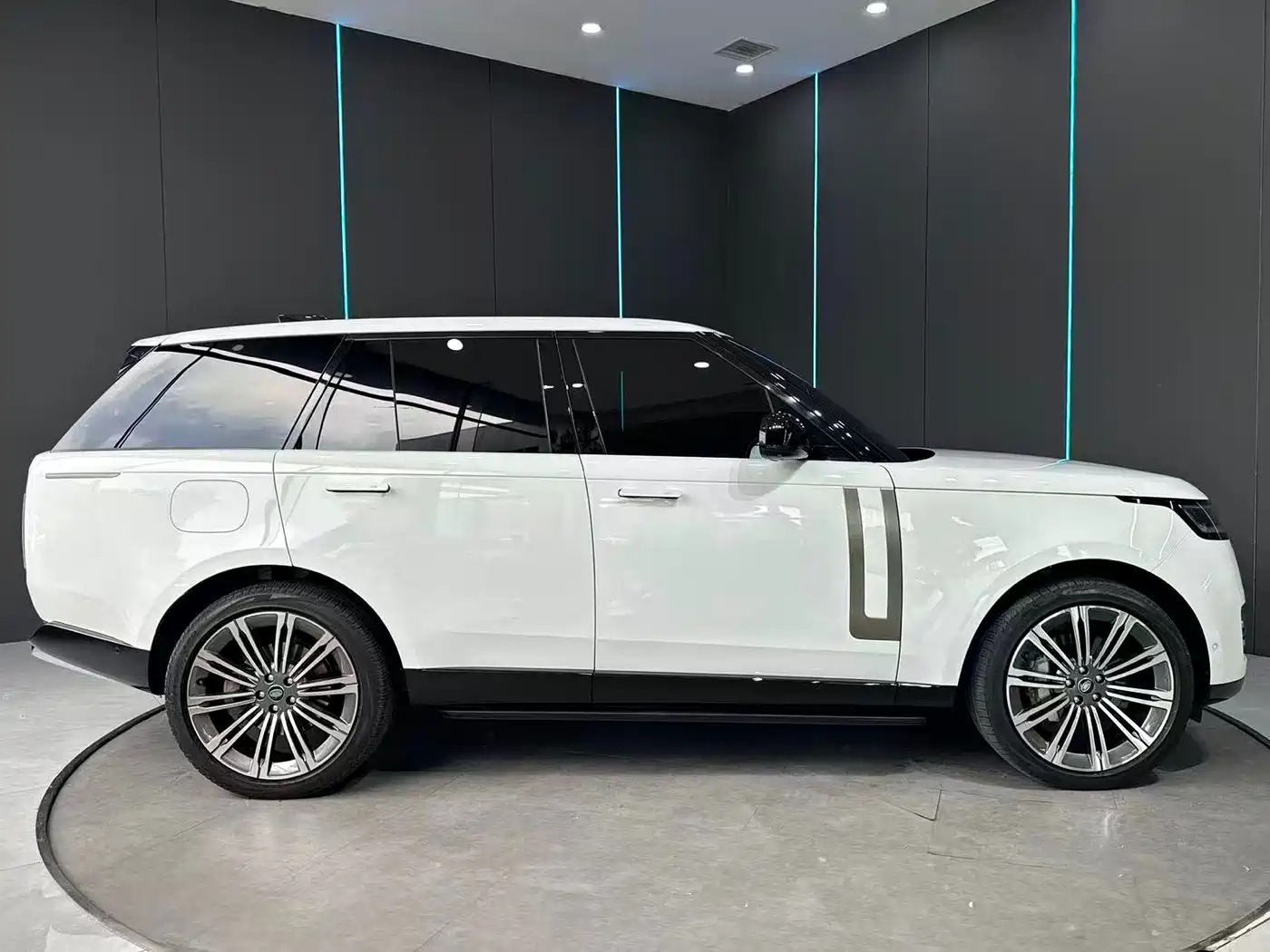 Land Rover Range Rover 2023 3.0 L6 360PS Golden Age Edition фото 5