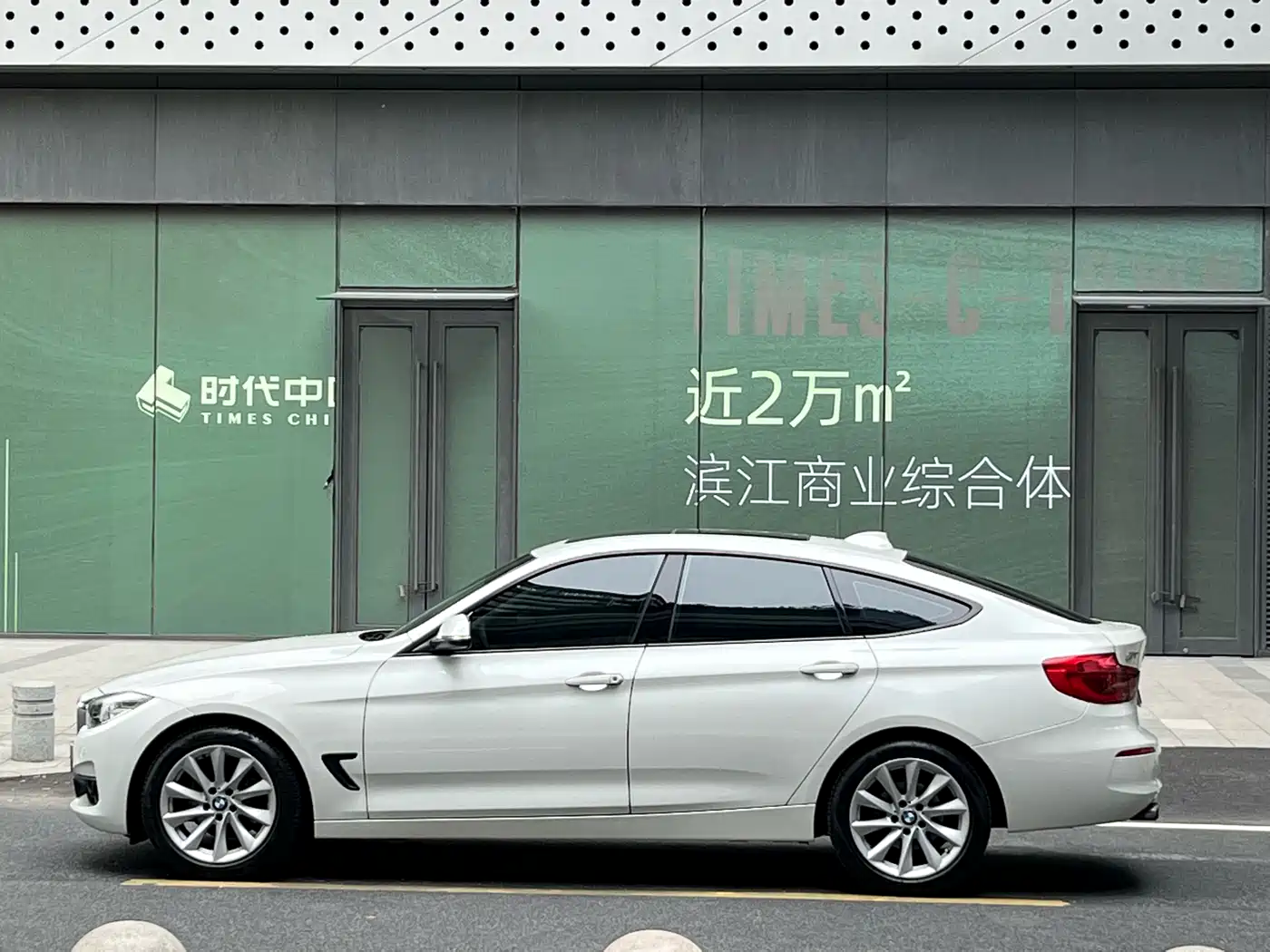 BMW 3 Series GT 2019 320i Fashion Model фото 9