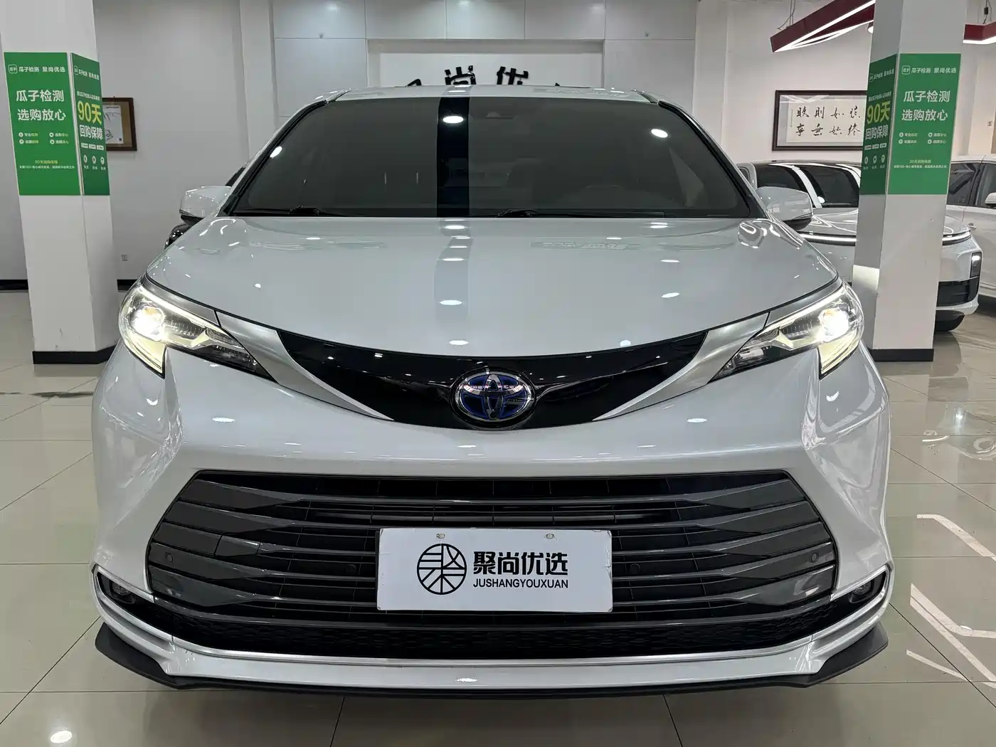 Toyota Sienna 2021 2.5L Hybrid Premium Edition фото 2