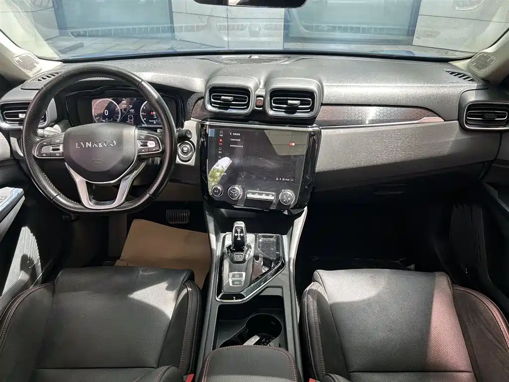 Lynk & Co 02 2019 1.5T DCT 2WD Shine Pro Edition China VI фото 8