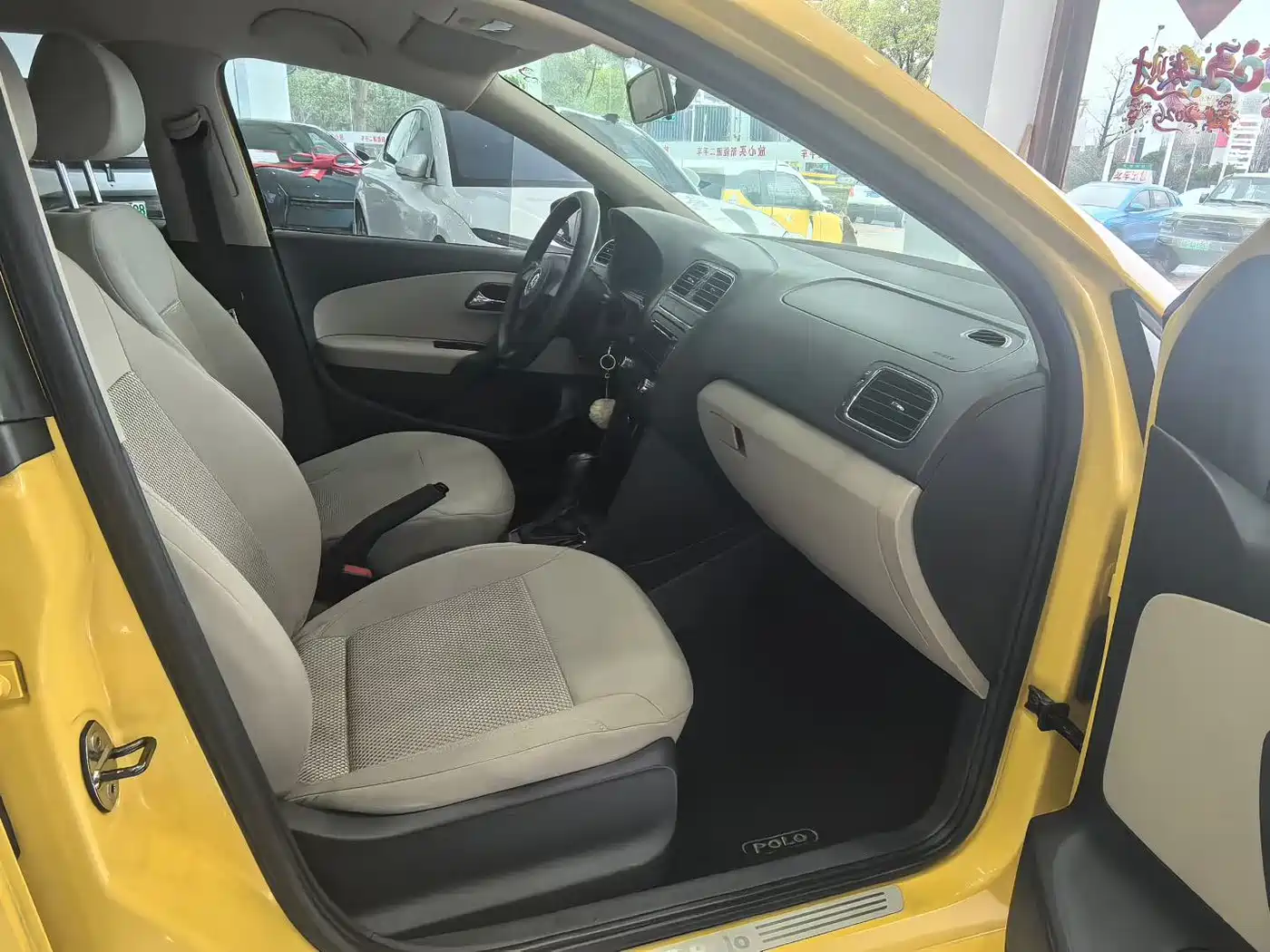 Volkswagen Polo 2011 1.6L Automatic Style Edition фото 4