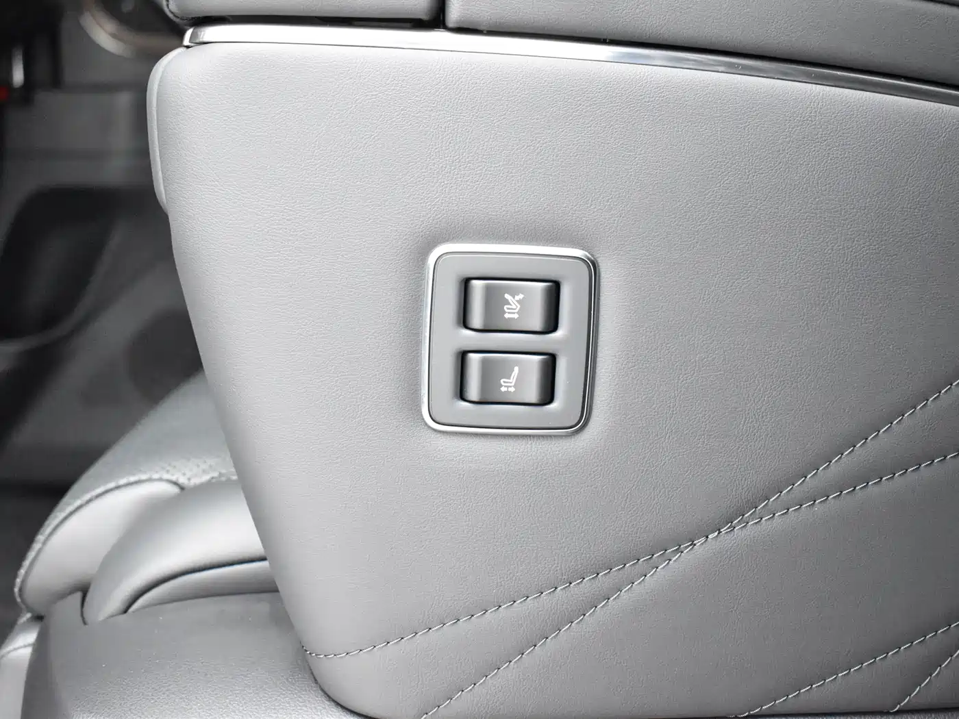 Toyota Vellfire 2024 Crown Hybrid 2.5L Executive Premium Edition фото 17