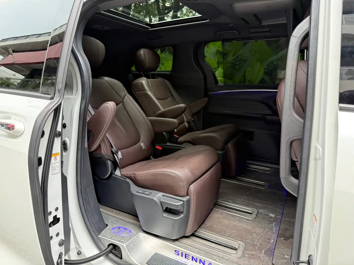 Toyota Sienna 2021 2.5L Hybrid Platinum Edition фото 17