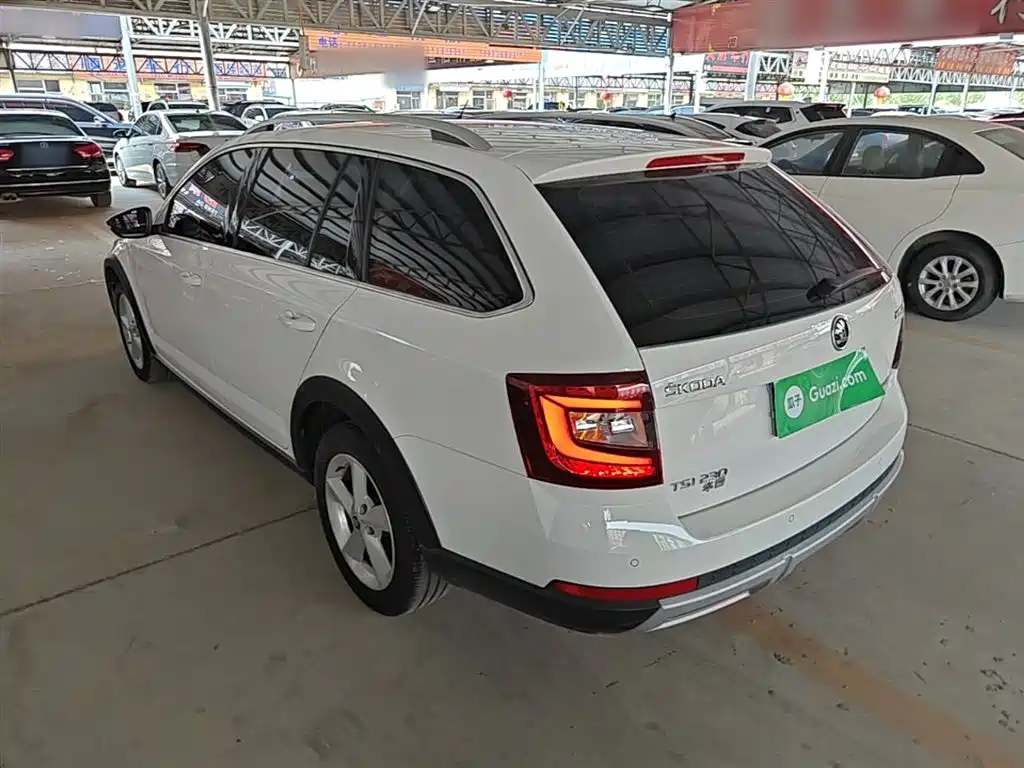 Škoda Octavia 2018 Model Wagon TSI230 DSG Comfort Edition фото 5