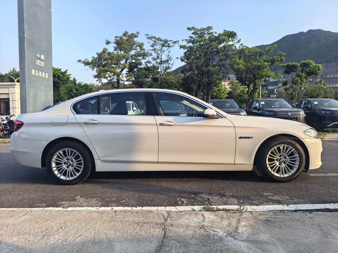 BMW 5 Series 2014 525Li Leading фото 10