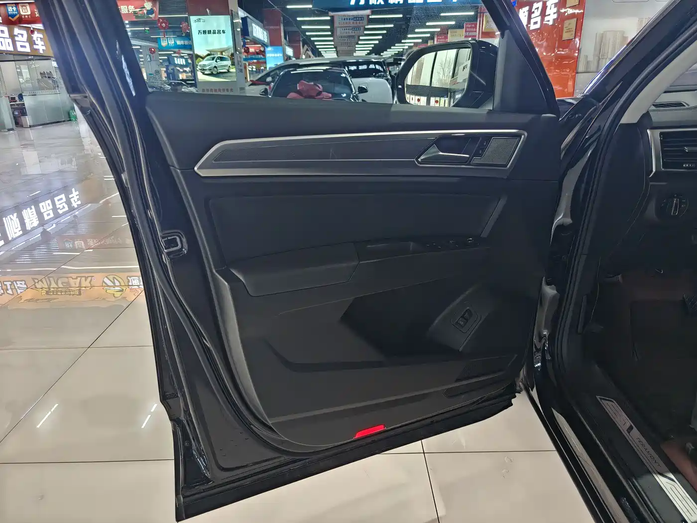 Volkswagen Teramont 2020 330TSI 2WD Luxury China VI фото 9