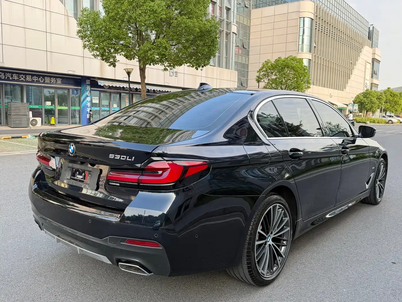 BMW 5 Series 2022 530Li Leading M Sport Package фото 18