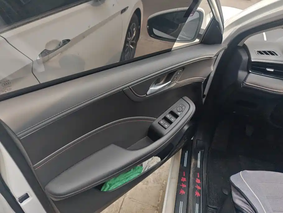 Фото 7 - Roewe i5
