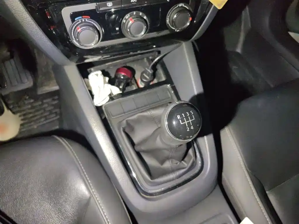 Volkswagen Sagitar 2015 1.6L Manual Comfort фото 7