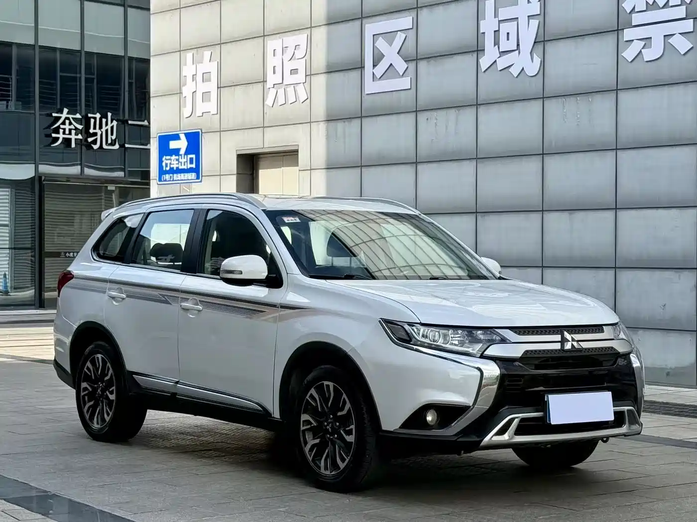 MITSUBISHI OUTLANDER