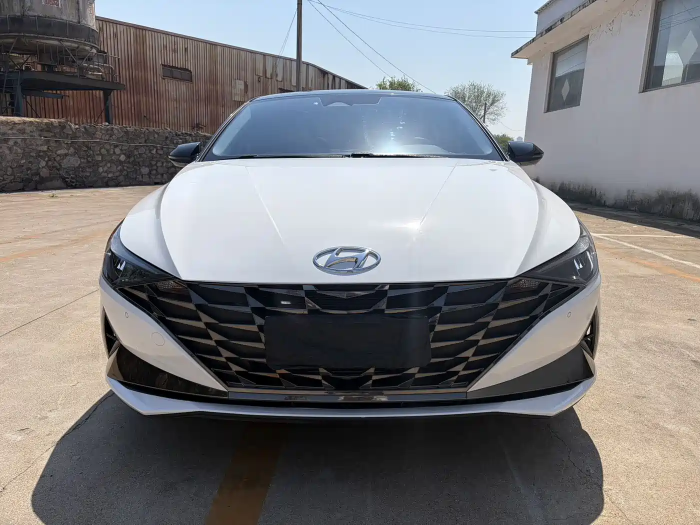 Hyundai Elantra 2021 1.5L CVT LUX Premium Edition фото 2