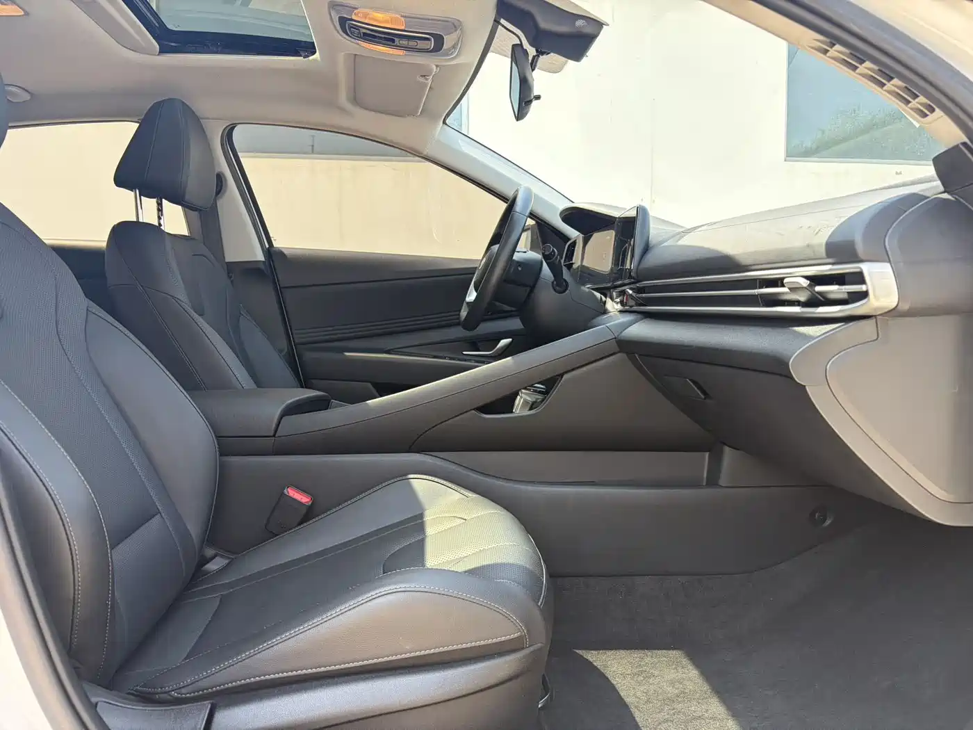 Hyundai Elantra 2021 1.5L CVT LUX Premium Edition фото 6