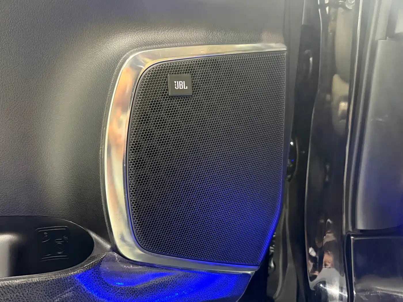 Toyota Vellfire 2021 Crown Hybrid 2.5L HV Premium Edition фото 19