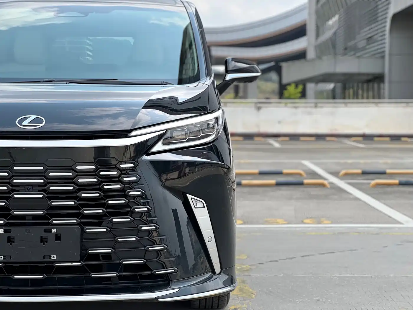 Lexus LM 2025 Model 500h Six-Seater Prestige Edition фото 16